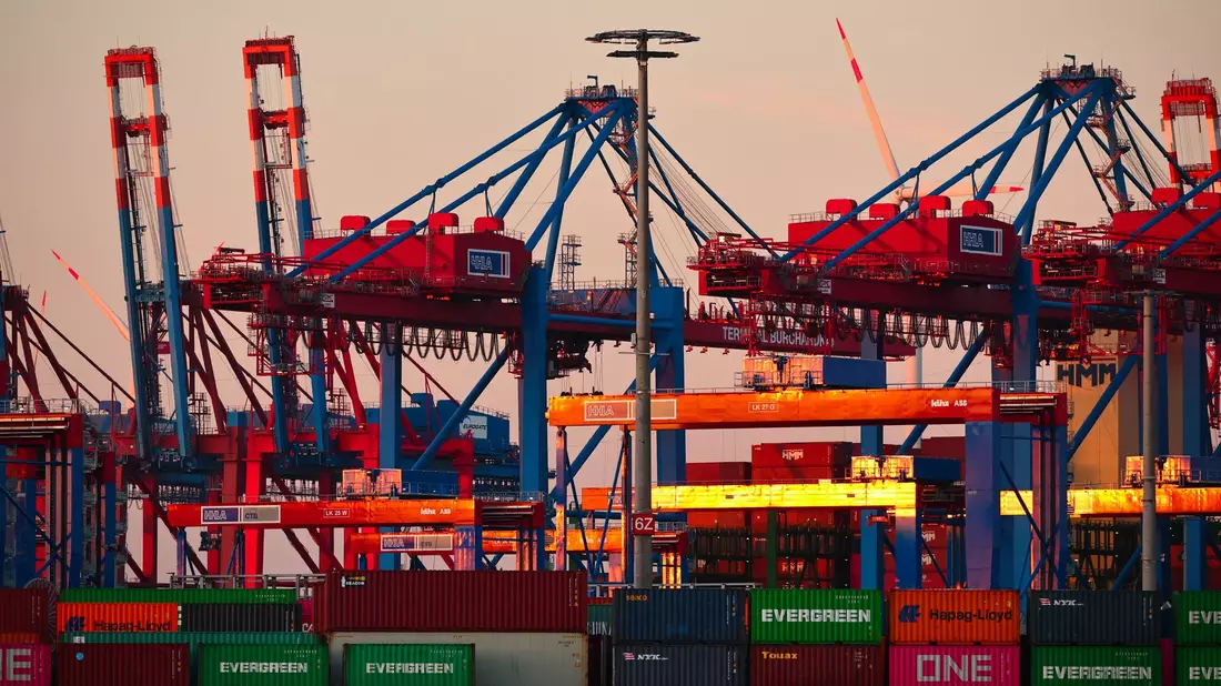 Geopolitische Unsicherheiten belasten die Weltwirtschaft (Archivbild). - Bild: Christian Charisius/dpa