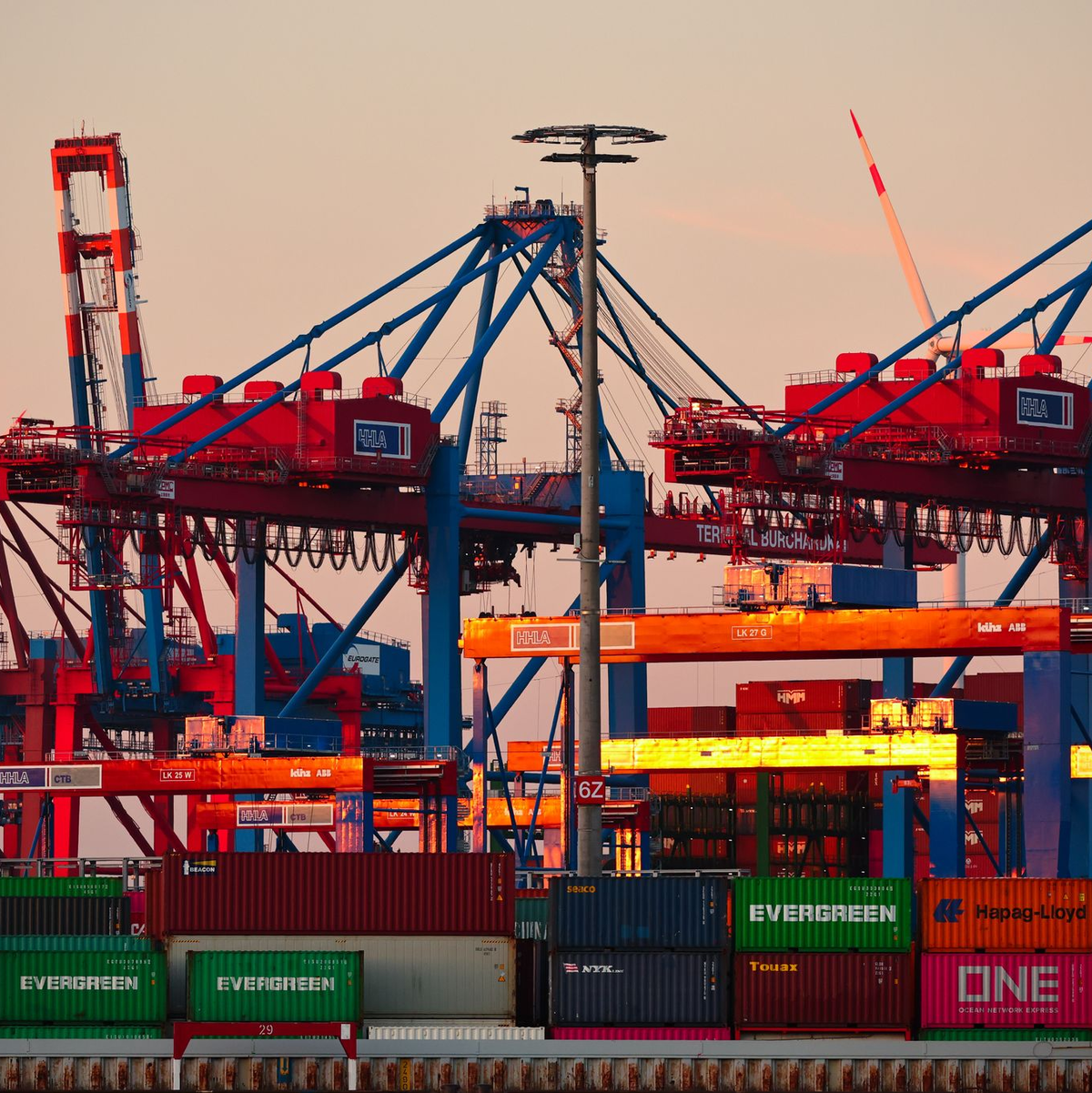 Geopolitische Unsicherheiten belasten die Weltwirtschaft (Archivbild). - Foto: Christian Charisius/dpa