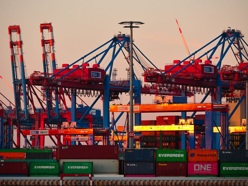 Geopolitische Unsicherheiten belasten die Weltwirtschaft (Archivbild). - Foto: Christian Charisius/dpa