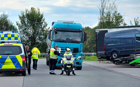 POL-PPRP: Güterverkehrskontrolle der Zentralen Verkehrsdienste Rheinpfalz - Schwertransporte und Betrüger auf der A61 gestoppt - Foto: presseportal.de