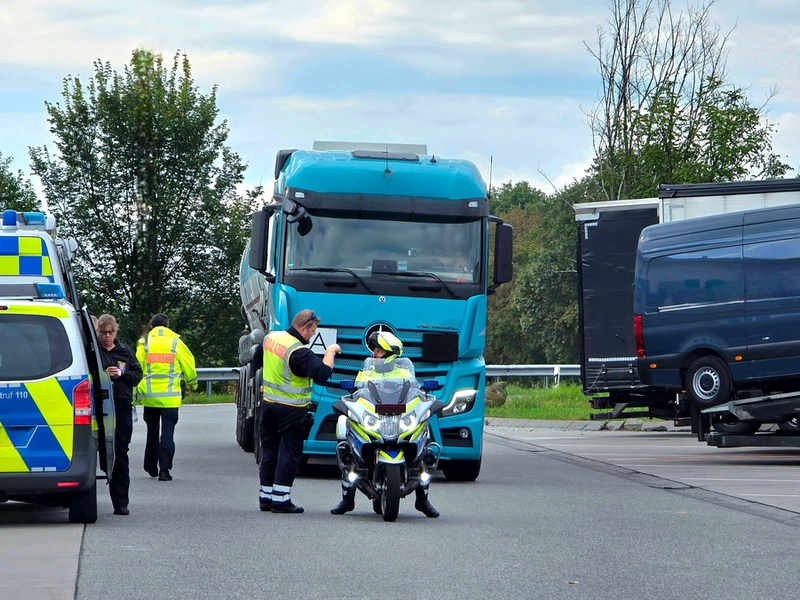 POL-PPRP: Güterverkehrskontrolle der Zentralen Verkehrsdienste Rheinpfalz - Schwertransporte und Betrüger auf der A61 gestoppt - Foto: presseportal.de