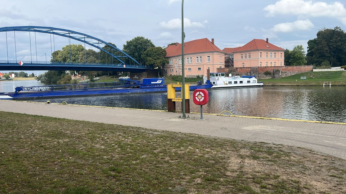 POL-WSPST Nienburg: Binnenschiff fällt in der Weser quer - Foto: presseportal.de