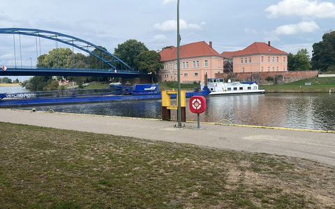 POL-WSPST Nienburg: Binnenschiff fällt in der Weser quer - Foto: presseportal.de
