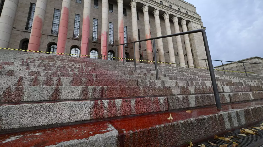 Blutrote Farbe am Das finnische Parlamentsgebäude ist - Bild: Antti Aimo-Koivisto/Lehtikuva/dpa