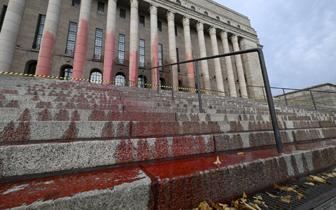 Blutrote Farbe am Das finnische Parlamentsgebäude ist - Foto: Antti Aimo-Koivisto/Lehtikuva/dpa
