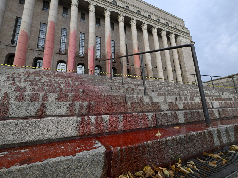 Blutrote Farbe am Das finnische Parlamentsgebäude ist - Foto: Antti Aimo-Koivisto/Lehtikuva/dpa