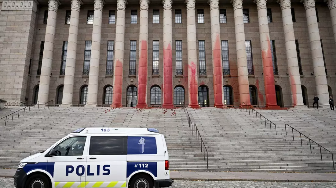 Mit Feuerlöschern hatten die Aktivisten die Farbe auf das Gebäude gesprüht. - Bild: Emmi Korhonen/Lehtikuva/dpa