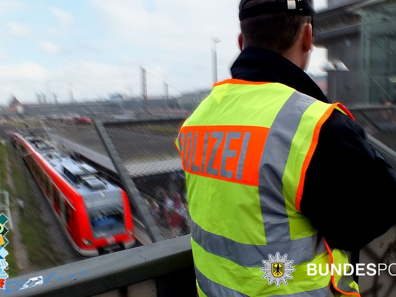 Bundespolizeidirektion München: Gefährlicher Eingriff in den Bahnverkehr / Wiesnbesucher betritt Gleise zum Urinieren - Foto: presseportal.de
