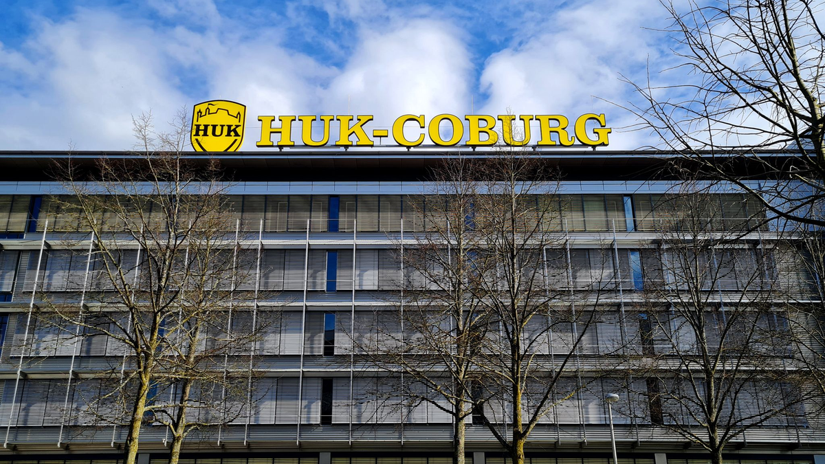 Die HUK-Coburg erwartet deutlich steigende Preise bei Autoversicherungen. - Foto: Pia Bayer/dpa