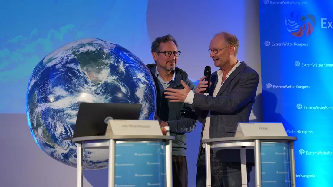Der Mediziner Eckart von Hirschhausen (l.) warnte vor den Auswirkungen des Klimawandels auf die menschliche Gesundheit. - Bild: Marcus Brandt/dpa