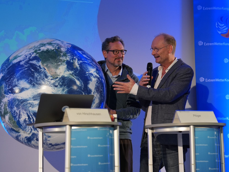 Der Mediziner Eckart von Hirschhausen (l.) warnte vor den Auswirkungen des Klimawandels auf die menschliche Gesundheit. - Foto: Marcus Brandt/dpa