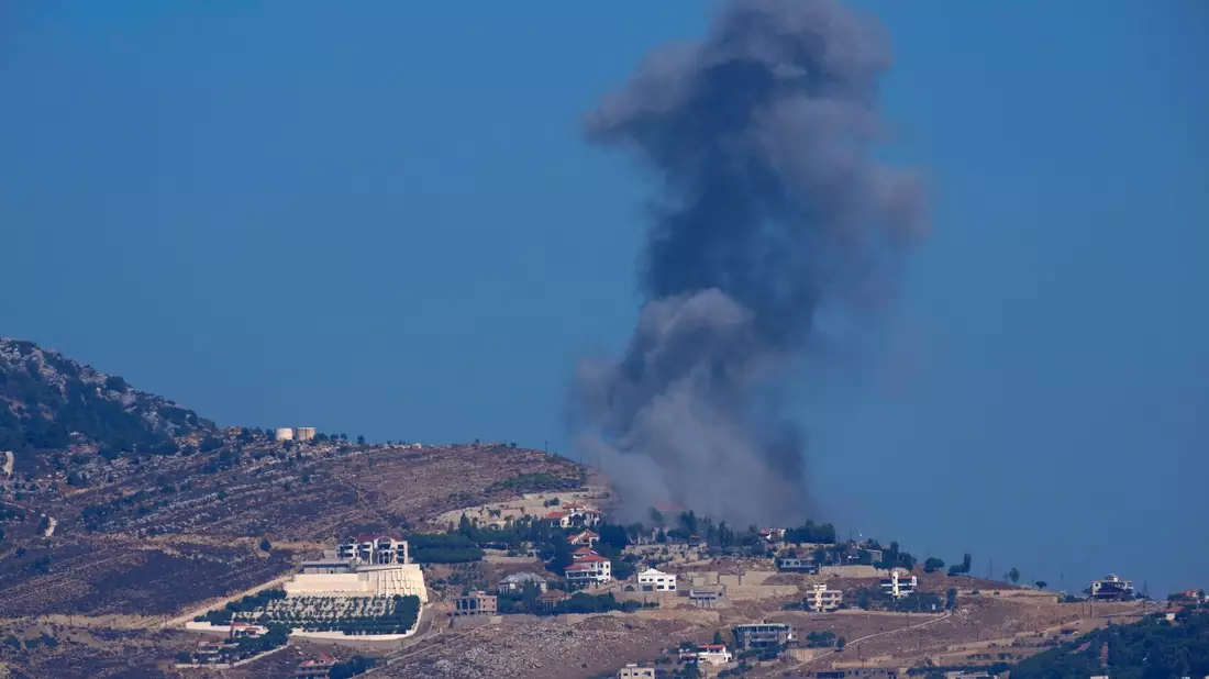 Flammen und Rauch steigen nach einem israelischen Luftangriff in einem Vorort Beiruts auf. - Bild: Hussein Malla/AP