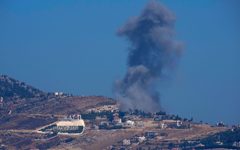 Flammen und Rauch steigen nach einem israelischen Luftangriff in einem Vorort Beiruts auf. - Foto: Hussein Malla/AP