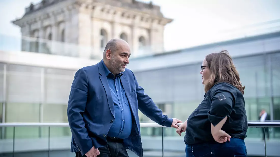 Die Zusammenarbeit zwischen den scheidenden Co-Vorsitzenden, Ricarda Lang und Omid Nouripour, lief insgesamt gut. Das war bei früheren Co-Vorsitzenden der Partei nicht immer der Fall. (Archivfoto) - Bild: Michael Kappeler/dpa