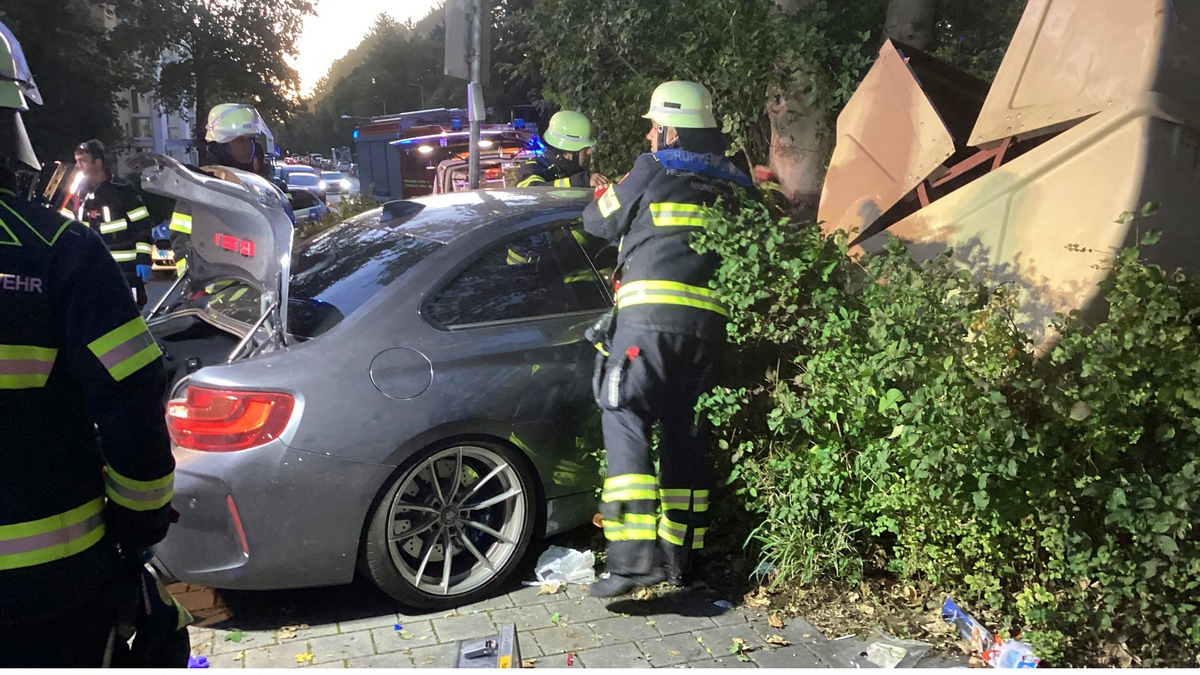 FW-M: Pkw rammt Wertstoffcontainer (Neuperlach) - Foto: presseportal.de