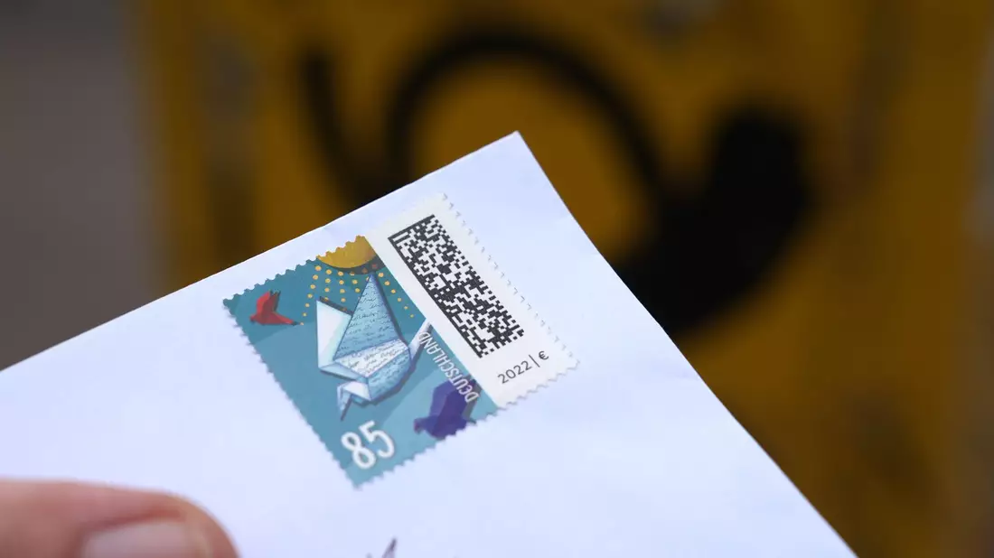 Noch kostet der Inlandsversand eines Standardbriefs in Deutschland 85 Cent. - Bild: Marcus Brandt/dpa