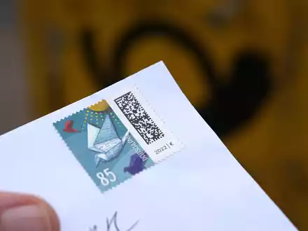 Nach Darstellung der Post fiel die vergangene Portoerhöhung um 4,6 Prozent von Anfang 2022 angesichts der hohen Inflation in diesem Zeitraum viel zu gering aus. (Symbolbild) - Foto: Marcus Brandt/dpa