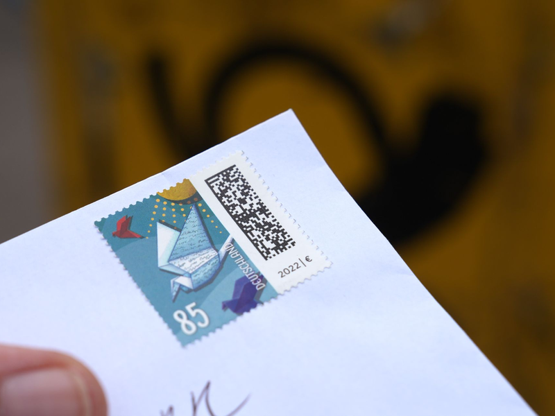 Noch kostet der Inlandsversand eines Standardbriefs in Deutschland 85 Cent. - Foto: Marcus Brandt/dpa