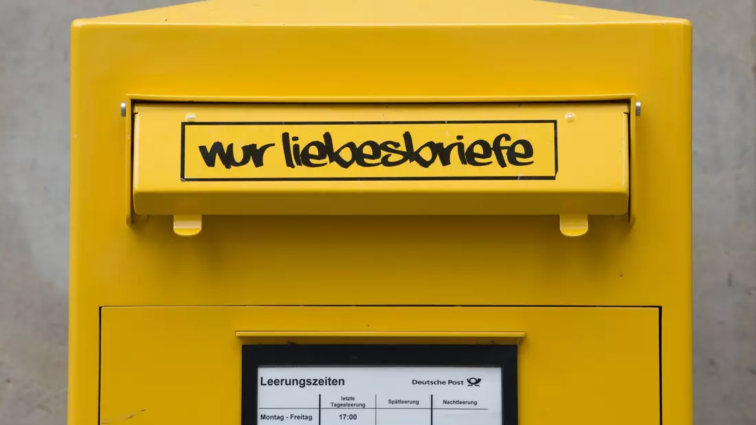 Auch für Verfasser von Liebesbriefen wird es vermutlich teurer. - Bild: Sebastian Kahnert/dpa-Zentralbild/dpa