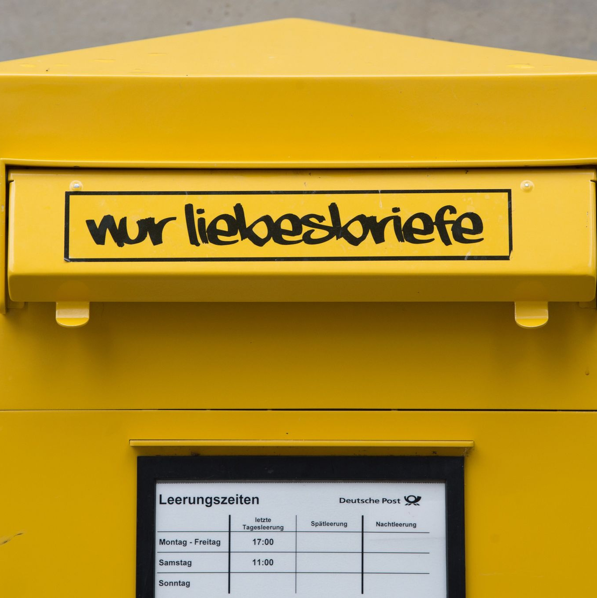 Auch für Verfasser von Liebesbriefen wird es vermutlich teurer. - Foto: Sebastian Kahnert/dpa-Zentralbild/dpa