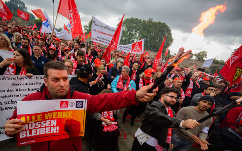 Nach Angaben der IG Metall kamen mehr als 3000 zu der Kondgebung. - Foto: Julian Stratenschulte/dpa