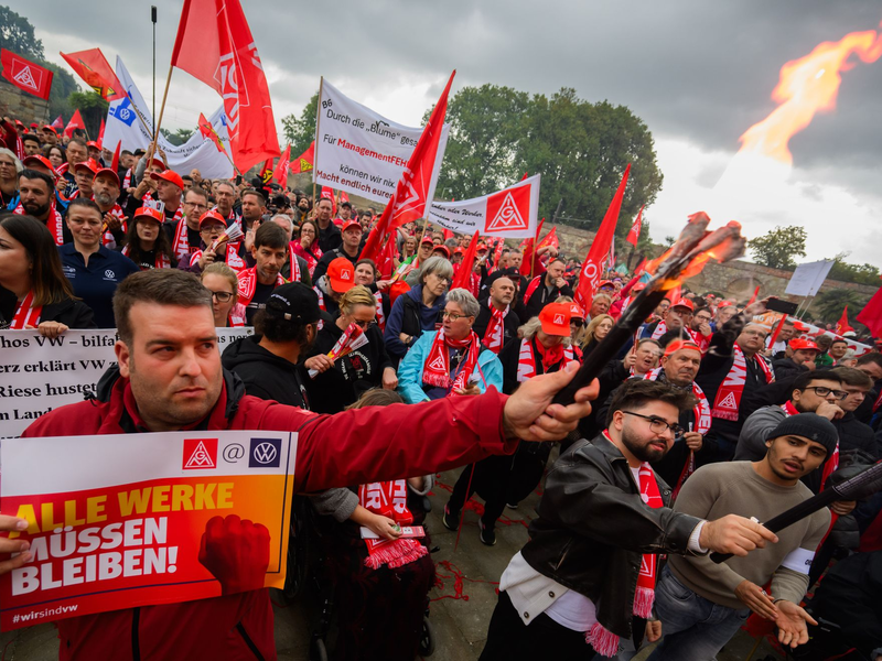 Nach Angaben der IG Metall kamen mehr als 3000 zu der Kondgebung. - Foto: Julian Stratenschulte/dpa