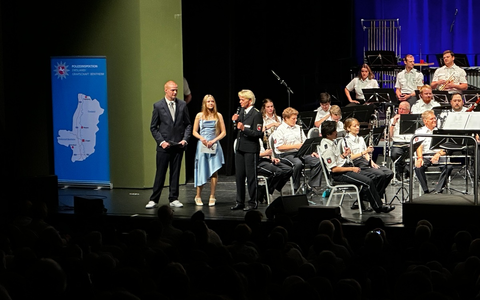 POL-EL: Lingen - Ein unvergesslicher Konzertabend: Filmmusik in Harmonie und Einklang mit dem Polizeiorchester Niedersachsen, Susan Albers und der Big Band der Friedensschule - Foto: presseportal.de