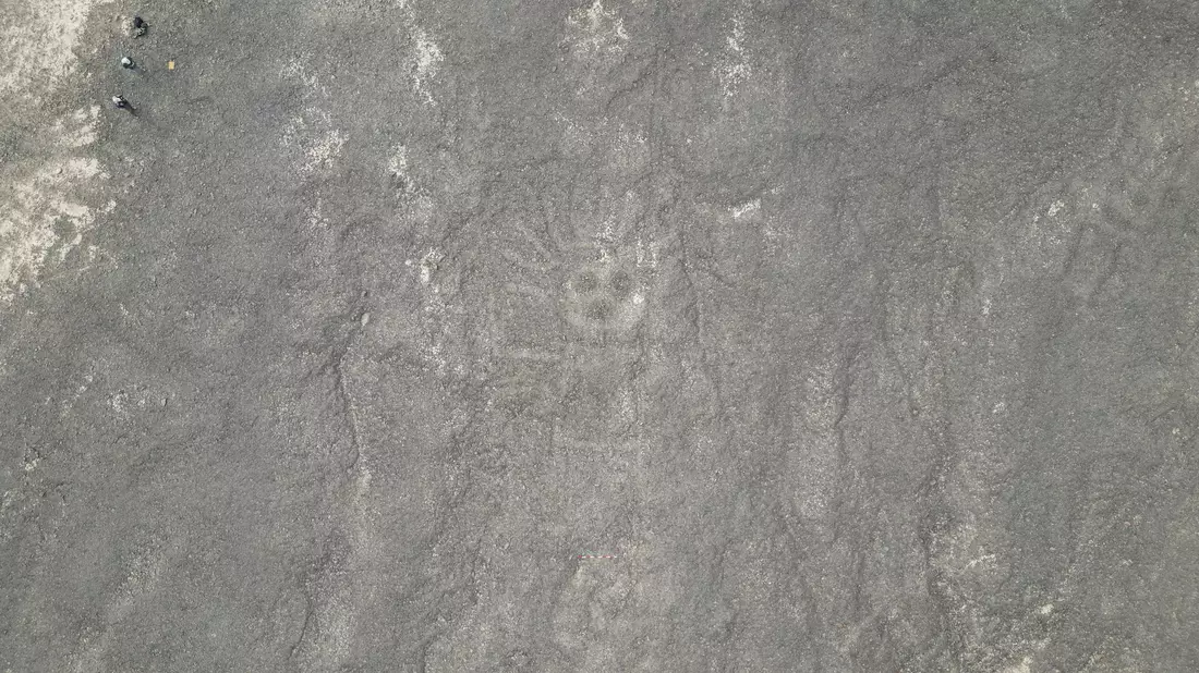 Eine 22 Meter lange reliefartige Geoglyphe, die nach Forscherangaben einen Wal darstellt, wurde im Süden Perus entdeckt. - Bild: Masato Sakai/dpa