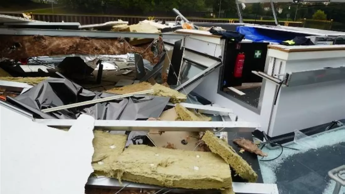 POL-DU: Oberhausen/Duisburg: Tankmotorschiff rammt Schleusenbrücke - Bild: presseportal.de