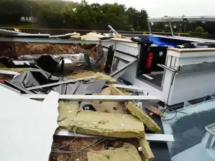 POL-DU: Oberhausen/Duisburg: Tankmotorschiff rammt Schleusenbrücke - Foto: presseportal.de