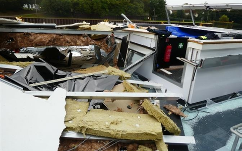 POL-DU: Oberhausen/Duisburg: Tankmotorschiff rammt Schleusenbrücke - Foto: presseportal.de