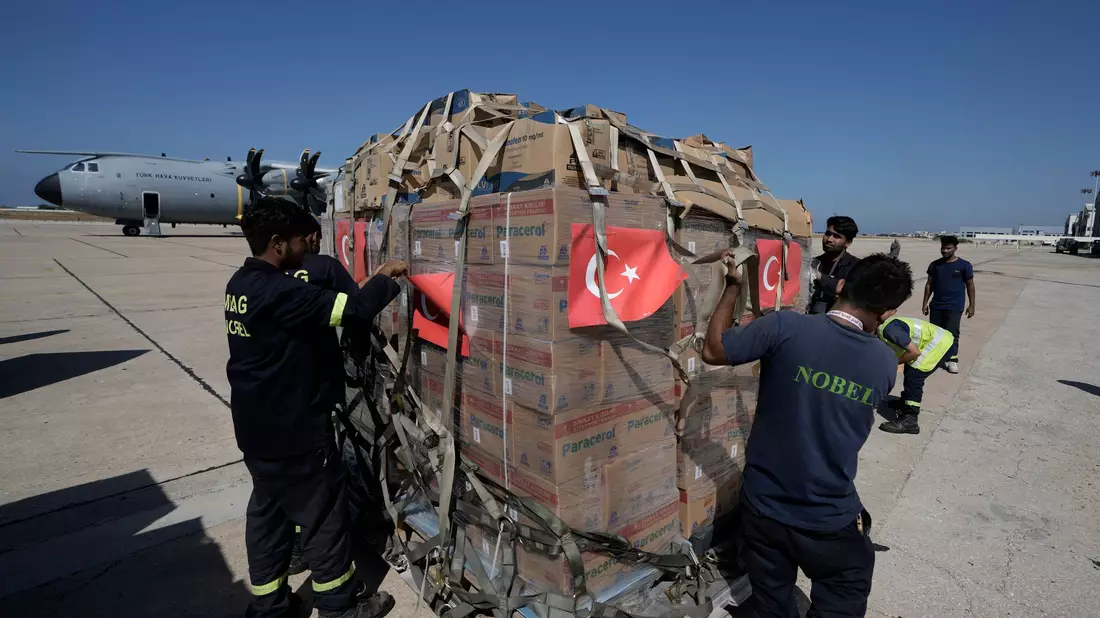 Rauch steigt nach einem israelischen Luftangriff über einem Vorort von Beirut auf. - Bild: Bilal Hussein/AP/dpa