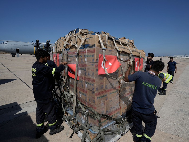 Rauch steigt nach einem israelischen Luftangriff über einem Vorort von Beirut auf. - Foto: Bilal Hussein/AP/dpa
