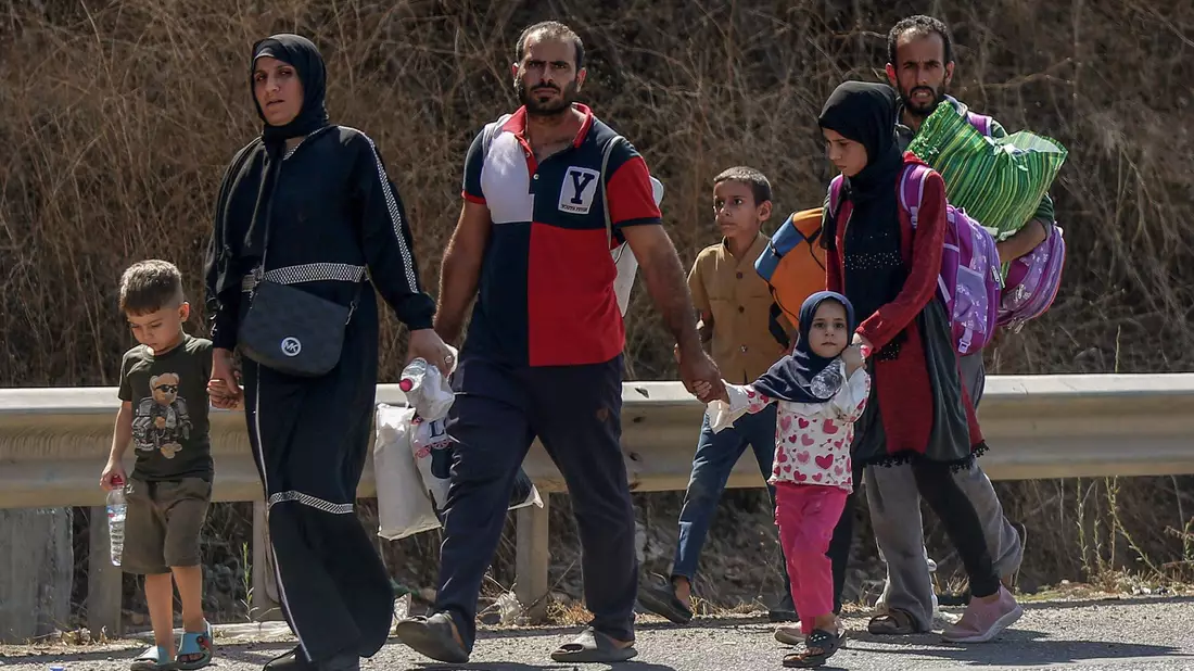 Offenkundig koordinierte Explosionen und israelische Luftangriffe töteten Hunderte Menschen im Libanon und trieben Zehntausende in die Flucht. (Archivbild) - Bild: Marwan Naamani/dpa