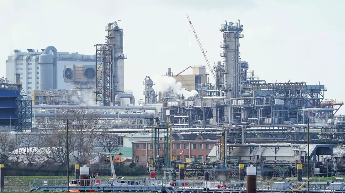 Der Sparkurs bei BASF trifft auch die Anteilseigner.  - Bild: Uwe Anspach/dpa