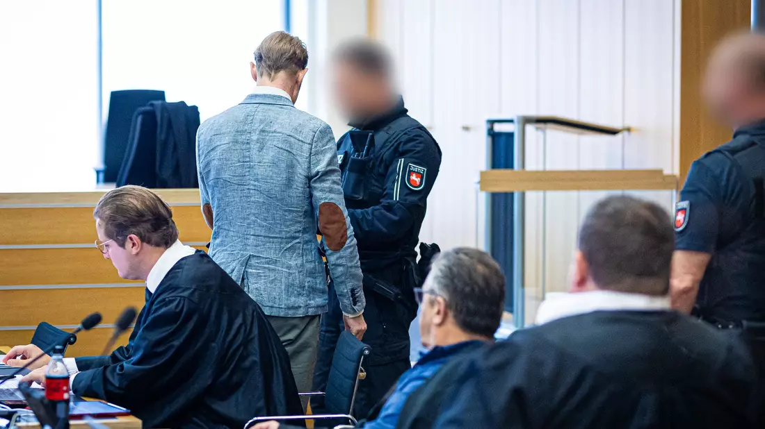 Ein Gutachter kommt zu dem Schluss, dass der Angeklagte Christian B. gefährlich ist. (Archivfoto) - Bild: Moritz Frankenberg/dpa-Pool/dpa