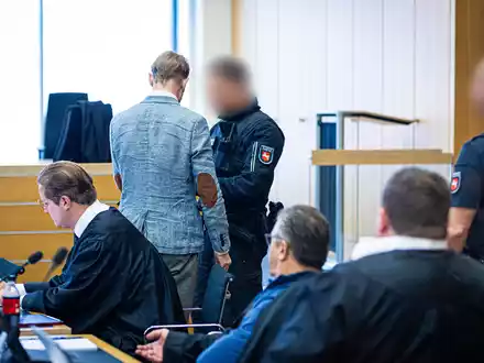 Hat Christian B. (oben rechts) im Gefängnis über seine Taten gesprochen?  - Foto: Moritz Frankenberg/dpa-Pool/dpa