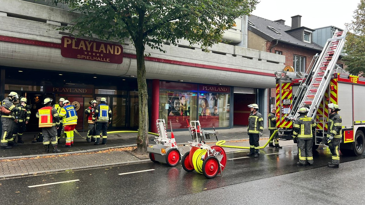 FW-WRN: Brand in einer Zwischendecke alarmiert die Feuerwehr - Foto: presseportal.de