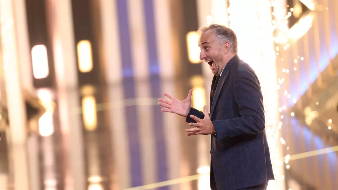 Jan Böhmermann ist begeistert - er gewinnt den Deutschen Fernsehpreis. - Bild: Rolf Vennenbernd/dpa