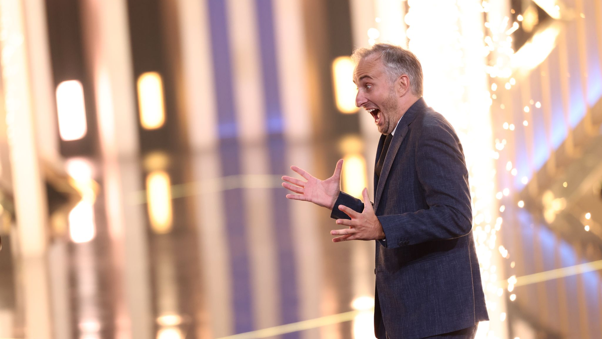 Jan Böhmermann ist begeistert - er gewinnt den Deutschen Fernsehpreis. - Foto: Rolf Vennenbernd/dpa