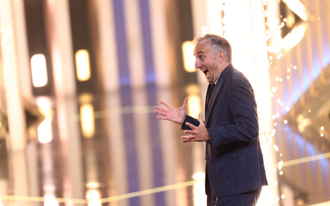 Klaas Heufer-Umlauf nahm den Preis auch für seinen Kollegen Joko Winterscheidt entgegen. Der weile auf dem Oktoberfest. - Foto: Rolf Vennenbernd/dpa Klaas Heufer-Umlauf nahm den Preis auch für seinen Kollegen Joko Winterscheidt entgegen. Der weile auf dem Oktoberfest. - Foto: Rolf Vennenbernd/dpa