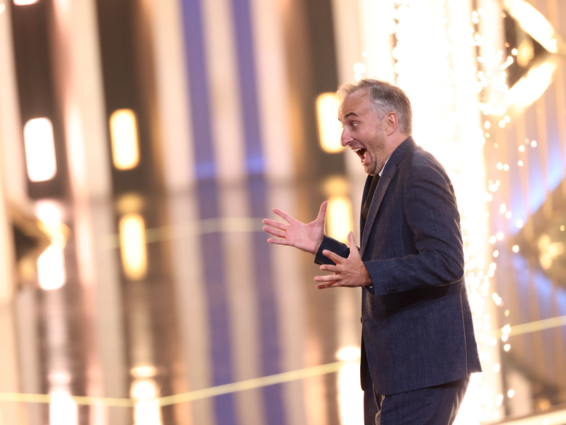 Jan Böhmermann ist begeistert - er gewinnt den Deutschen Fernsehpreis. - Foto: Rolf Vennenbernd/dpa