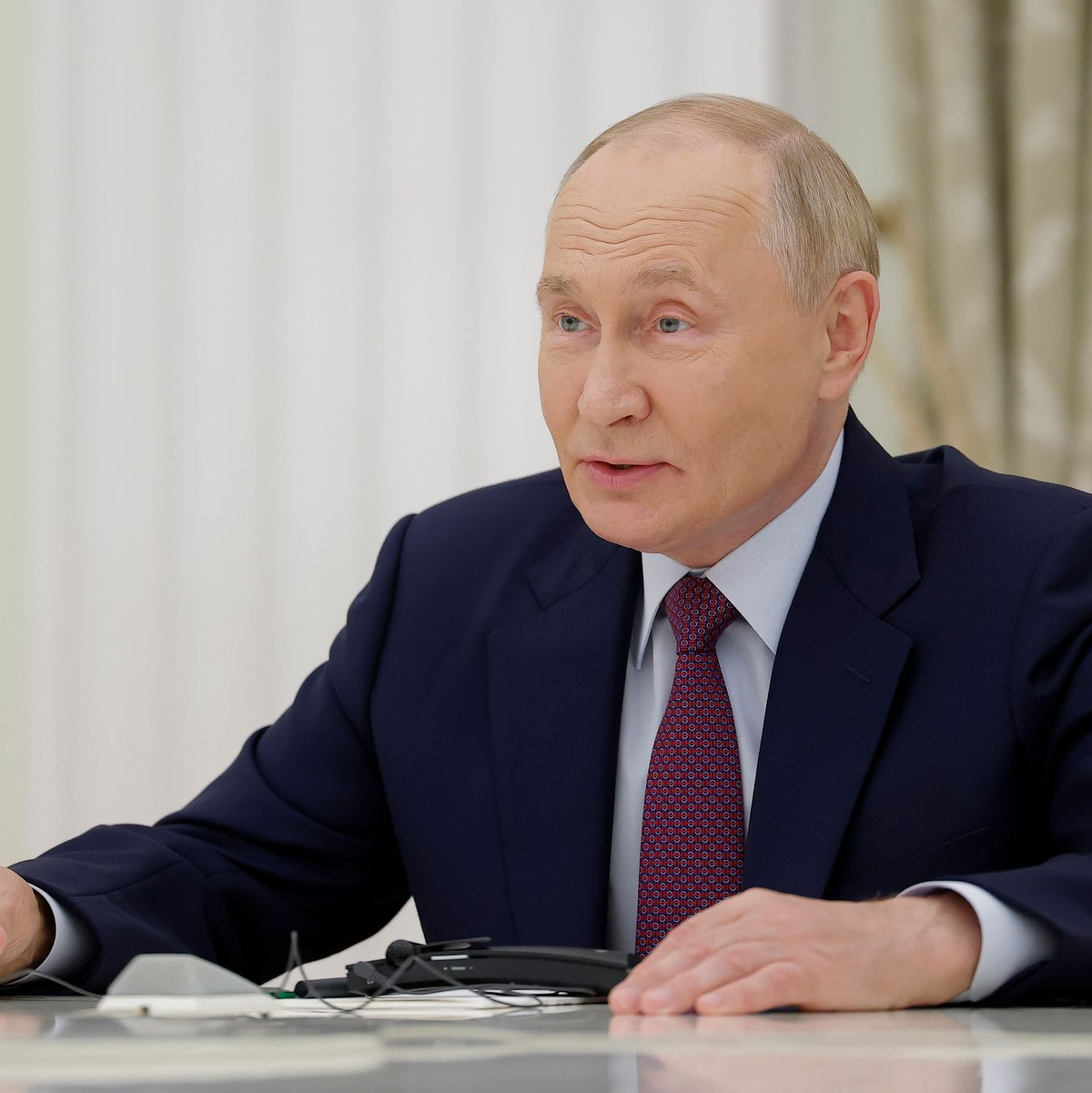 Der russische Präsident Wladimir Putin hat im Krieg gegen die Ukraine immer wieder auf das Abschreckungspotenzial seiner Atomwaffen hingewiesen und passt nun die entsprechende Dokumente an. - Foto: Maxim Shemetov/Pool Reuters/AP