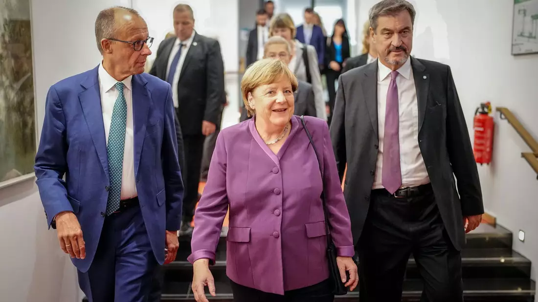 Markus Söder, CSU-Vorsitzender und Ministerpräsident von Bayern, und Friedrich Merz, CDU-Bundesvorsitzender und Unionsfraktionsvorsitzender, begleiteten Altkanzlerin Angela Merkel zu ihrem Platz. - Bild: Kay Nietfeld/dpa