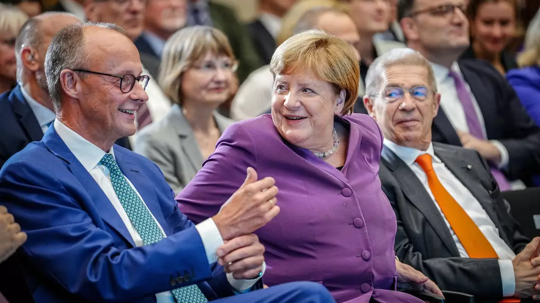 Die Jubilarin flankiert von Friedrich Merz und Ehemann Joachim Sauer. - Bild: Kay Nietfeld/dpa