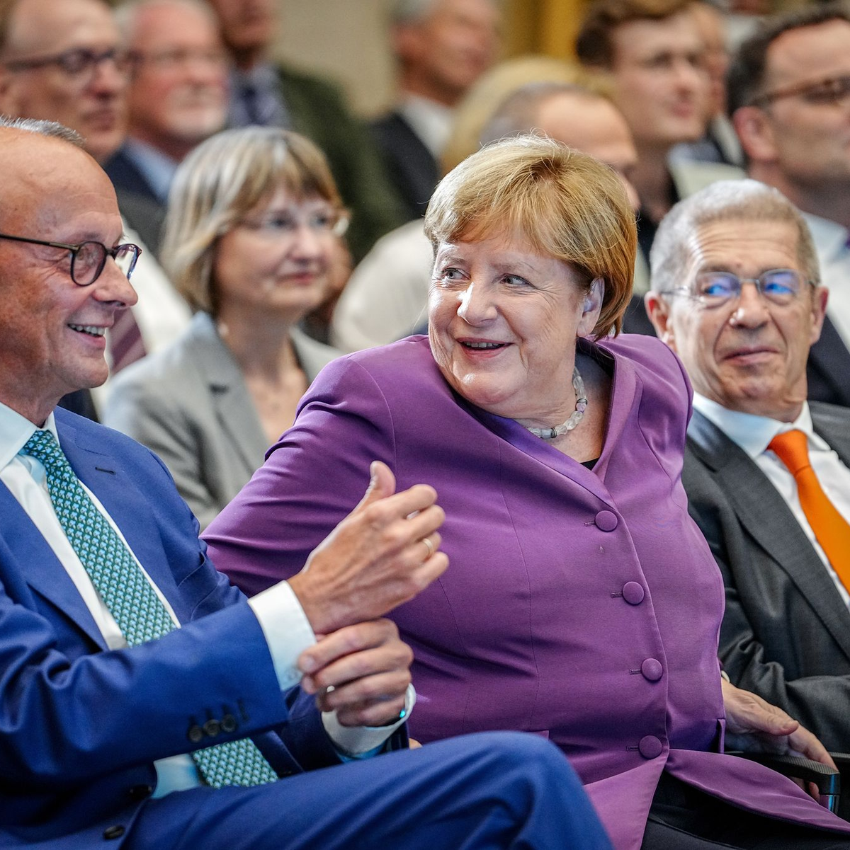 Die Jubilarin flankiert von Friedrich Merz und Ehemann Joachim Sauer. - Foto: Kay Nietfeld/dpa
