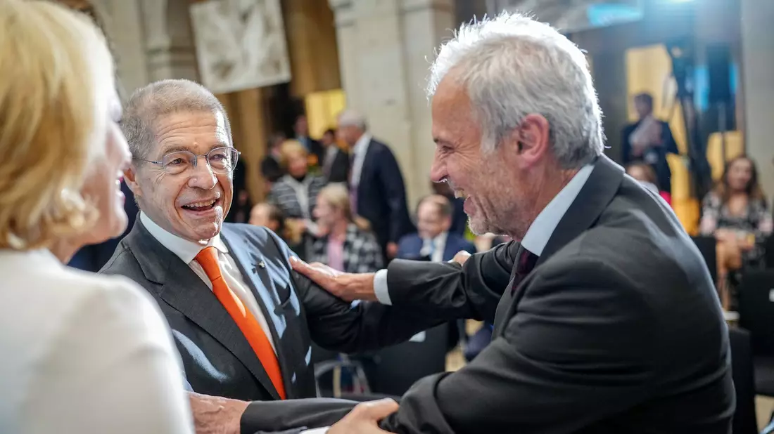 Kennengelernt hatten sich die frühere Kanzlerin Angela Merkel und der Kunsthistoriker Horst Bredekamp einst über Merkels Ehemann, Joachim Sauer. - Bild: Kay Nietfeld/dpa
