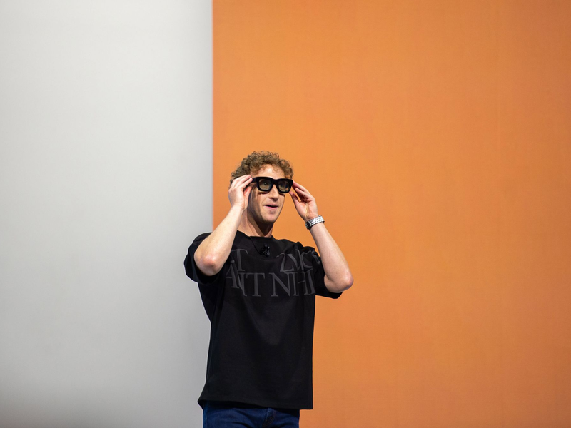 Zuckerberg trug die Brille nur kurz und verzichtete auf eine Live-Demonstration. - Foto: Andrej Sokolow/dpa