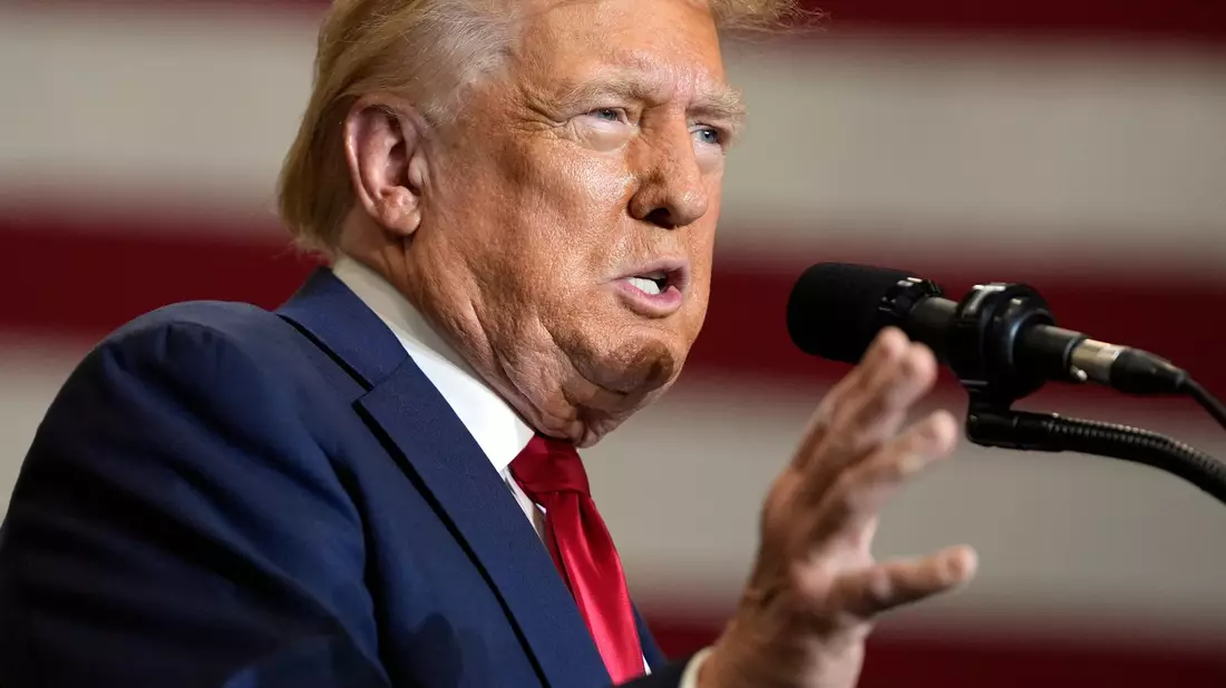 Trump findet bei einer Wahlkampfrede harte Worte. - Bild: Evan Vucci/AP