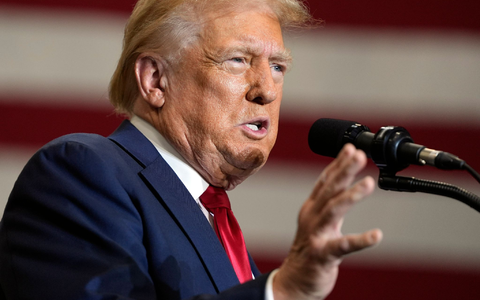 Trump findet bei einer Wahlkampfrede harte Worte. - Foto: Evan Vucci/AP